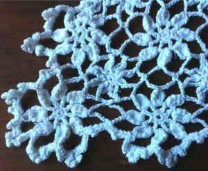 Cluster Flower Table Runner – Free Crochet Pattern