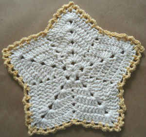 http://www.bestfreecrochet.com/2011/10/13/286-christmas-star-crochet-dishcloth-maggie-weldon-maggies-crochet/