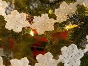Free Snowflake Garland Pattern from RedHeart.com