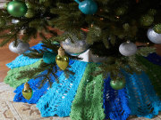 Free Holiday Tree Skirt Crochet Pattern from RedHeart.com